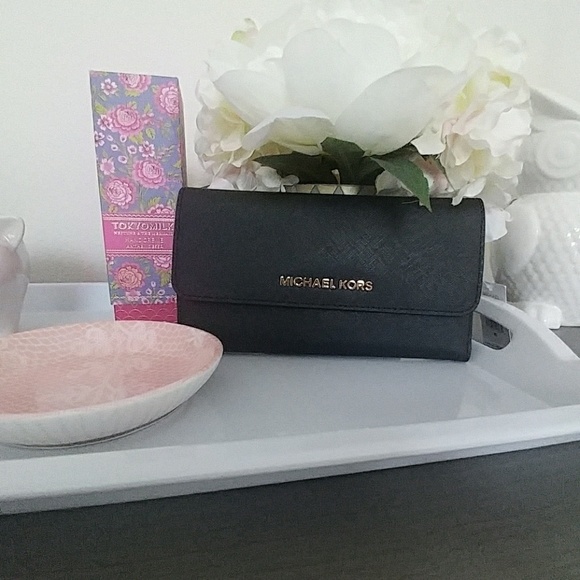 MICHAEL Michael Kors Handbags - 🚨NWT Michael Kors Wallet Price is Firm🚨